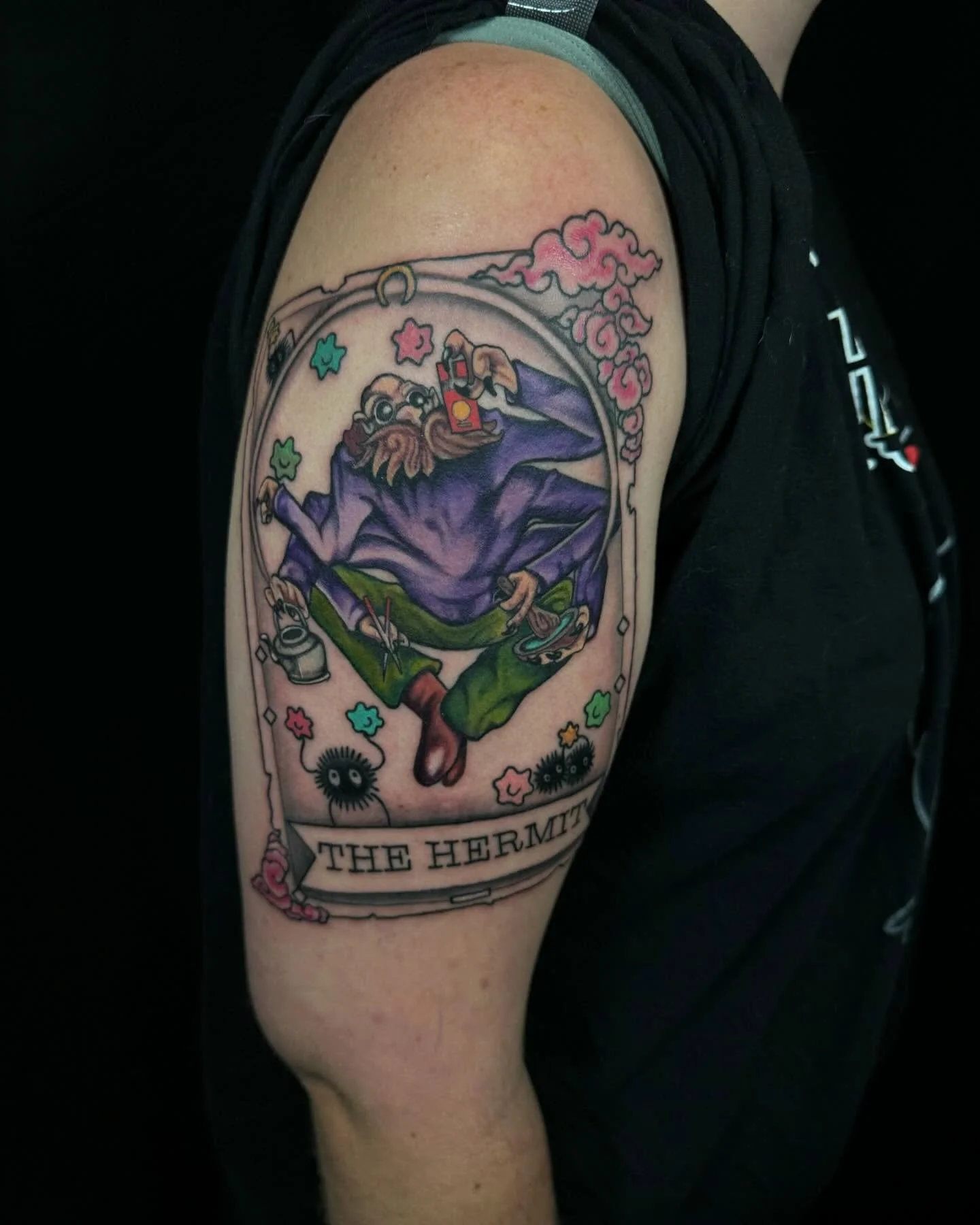The boiler man from spirited away on a tarot card the hermit 🧌
&bull;
&bull;
&bull;
#spiritedawaytattoo #spiritedaway #studioghibli #studioghiblitattoo #keishanicoletattoo #keishanicolenouveau #neotraditional #tarotcard #tarotcardtattoo #thehermit #