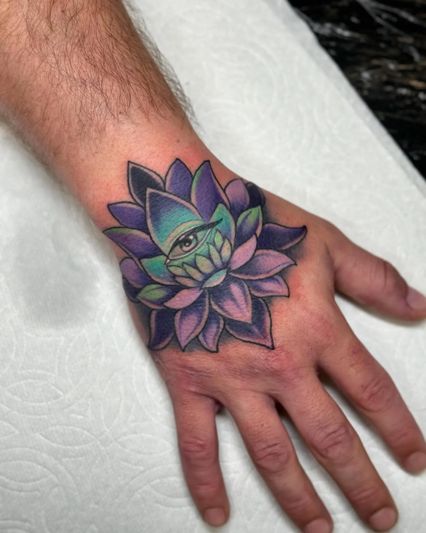 A wonderful evil eye lotus 🪷 
&bull;
&bull;
&bull;
&bull;
#lotus #lotustattoo #eye #evileyetattoo #colortattoo #lotushandtattoo #keishanicoletattoo #keishanicolenouveau #jobstopper #colortattoo #neotraditional #neotrad