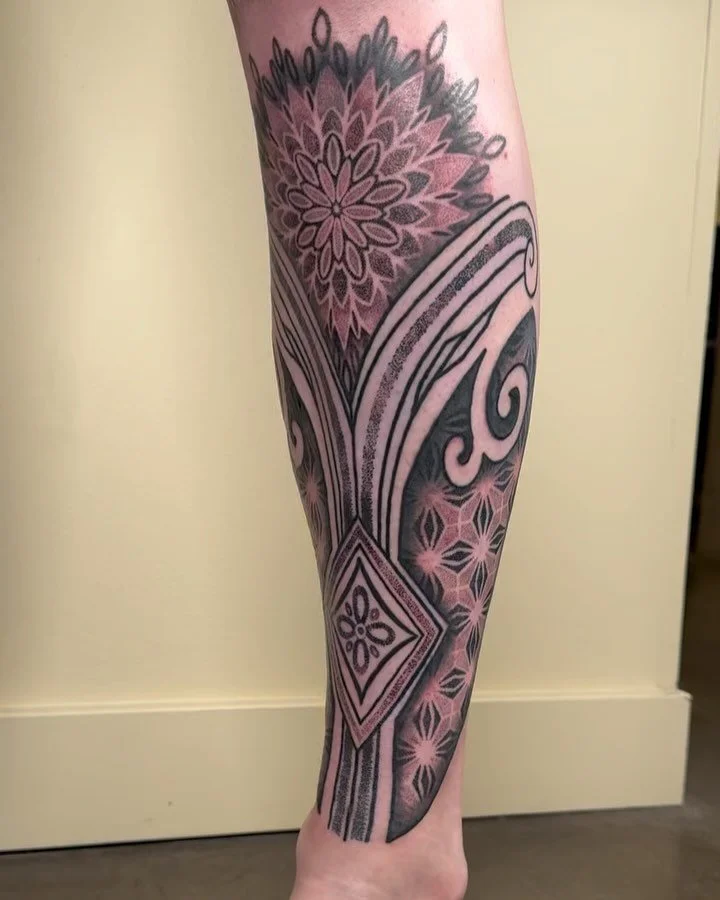 Same same but different shins - Unfortunately my clients moving - hoping I can still finish the complete lower leg sleeves at some point . 
💥 Currently Booking 2025 
&bull;
&bull;
&bull;
#ornaments #samesamebutdifferent #similar #shintattoo #geometr