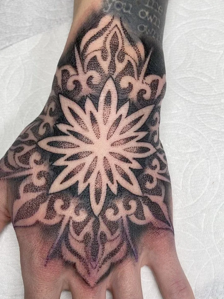 A pretty little diddle ! I love tattooing mandalas , so meditative 🌀

&bull;
&bull;
&bull;
Who wants a handjob ? 🤣

&bull;
&bull;
#handtattoo #jobstopper #handjob #mandalatattoo #mandala #darkornaments #keishanicoletattoo #centraloregontattooers #d