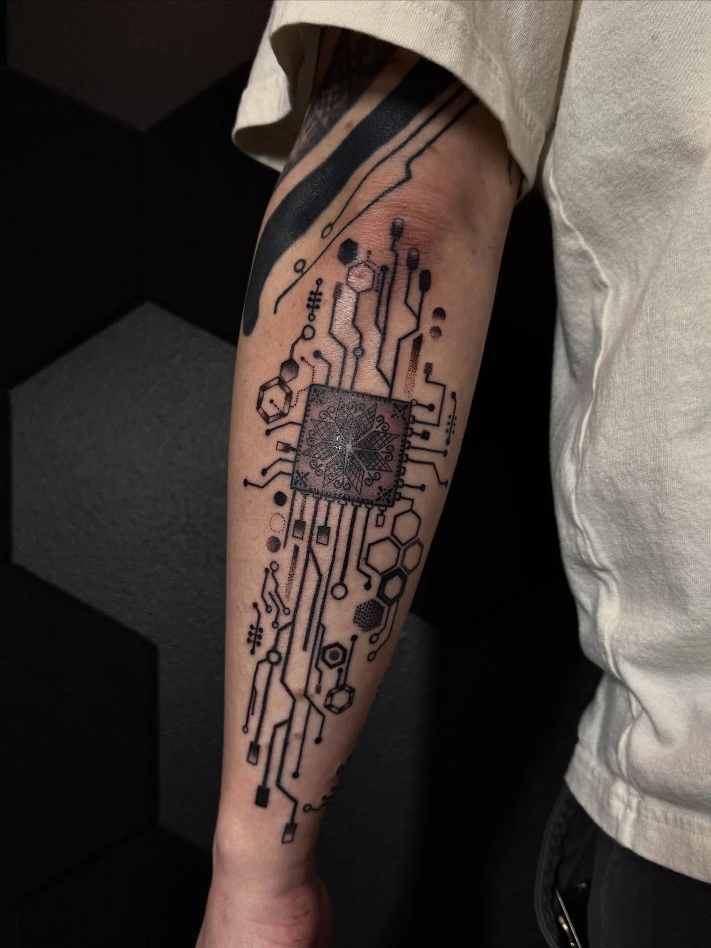 Some additions to @prosamski sleeve ! I had a lot of fun with this one 🐲 

&bull;
&bull;
&bull;
#circuitboard #slavictattoo #polishtattoo #linework #quilttattoo #ornamental #keishanicoletattoo #centraloregontattoo #bendoregontattooartist #blackworkt