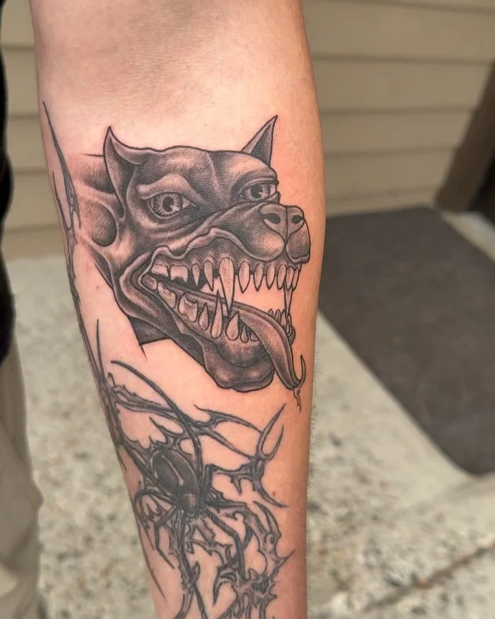 I got to tatto a drawing I had from the early 2000s &bull;
&bull;
&bull;
&bull;
#blackandgrey #surreal #surrealism #surrealismtattoo #taosky #taoskyart #visionary #artist #bendtattoo #bendtattooartist #dog #twisted