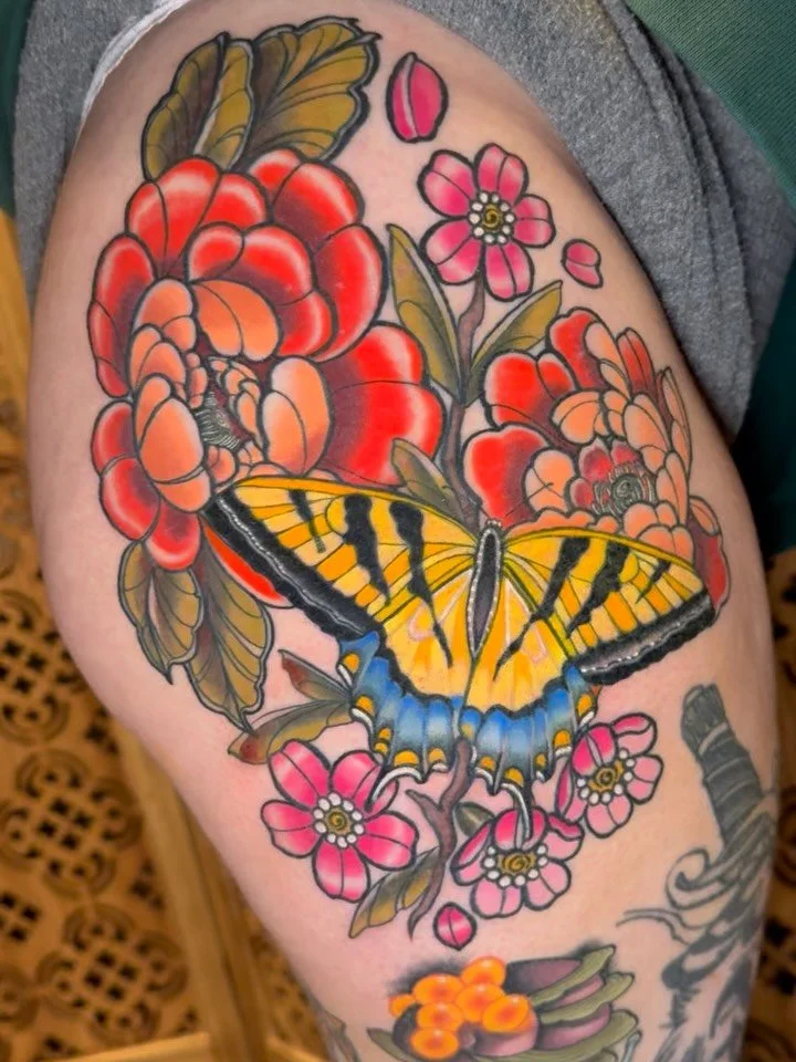 So happy to tattoo my friend and fellow tattooer @tinytattooer 
🦋 swallowtail butterfly 🦋 
💌 Currently Booking April May June 
KeishaNicoleAtelier@gmail.com

#swallowtailbutterfly #illustrativetattoo #keishanicoletattoo #bendoregontattoos #darknou