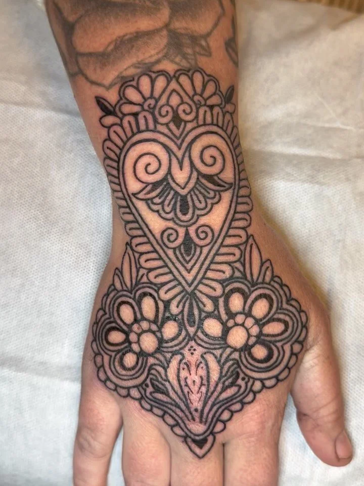 I got to do this wonderful ornamental hand adornment 🩷 
#ornamental #keishanicoletattoo #centraloregontattooartist #bendoregon #darknouveautattoo