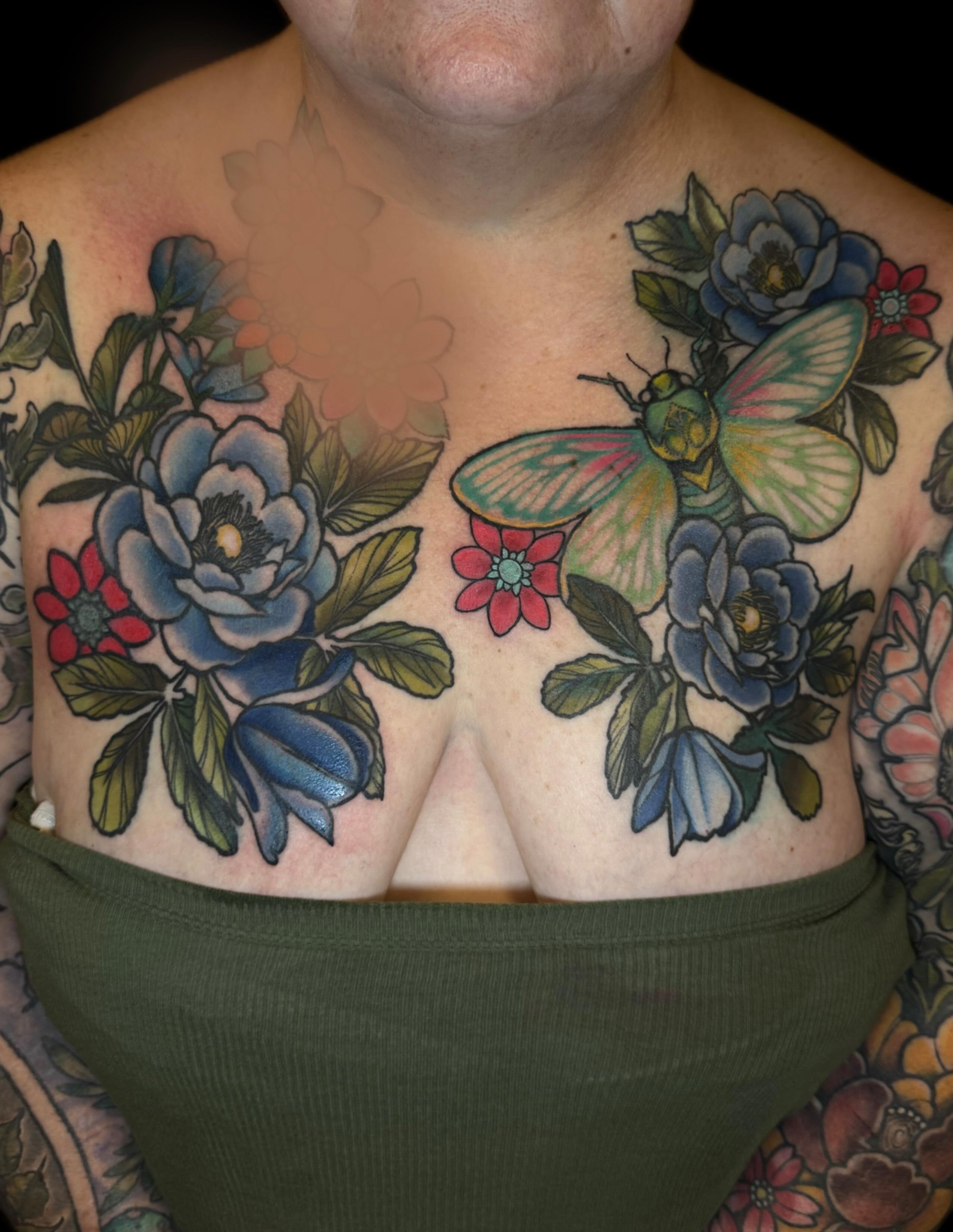 Peggy is a long time collector and supporter of my art ! 🦋🌀🦋
Peggy had some original florals near her collarbone made by another artist , who also used a way different color pallets then I would.
I went ahead and tatttooed everything around it . I