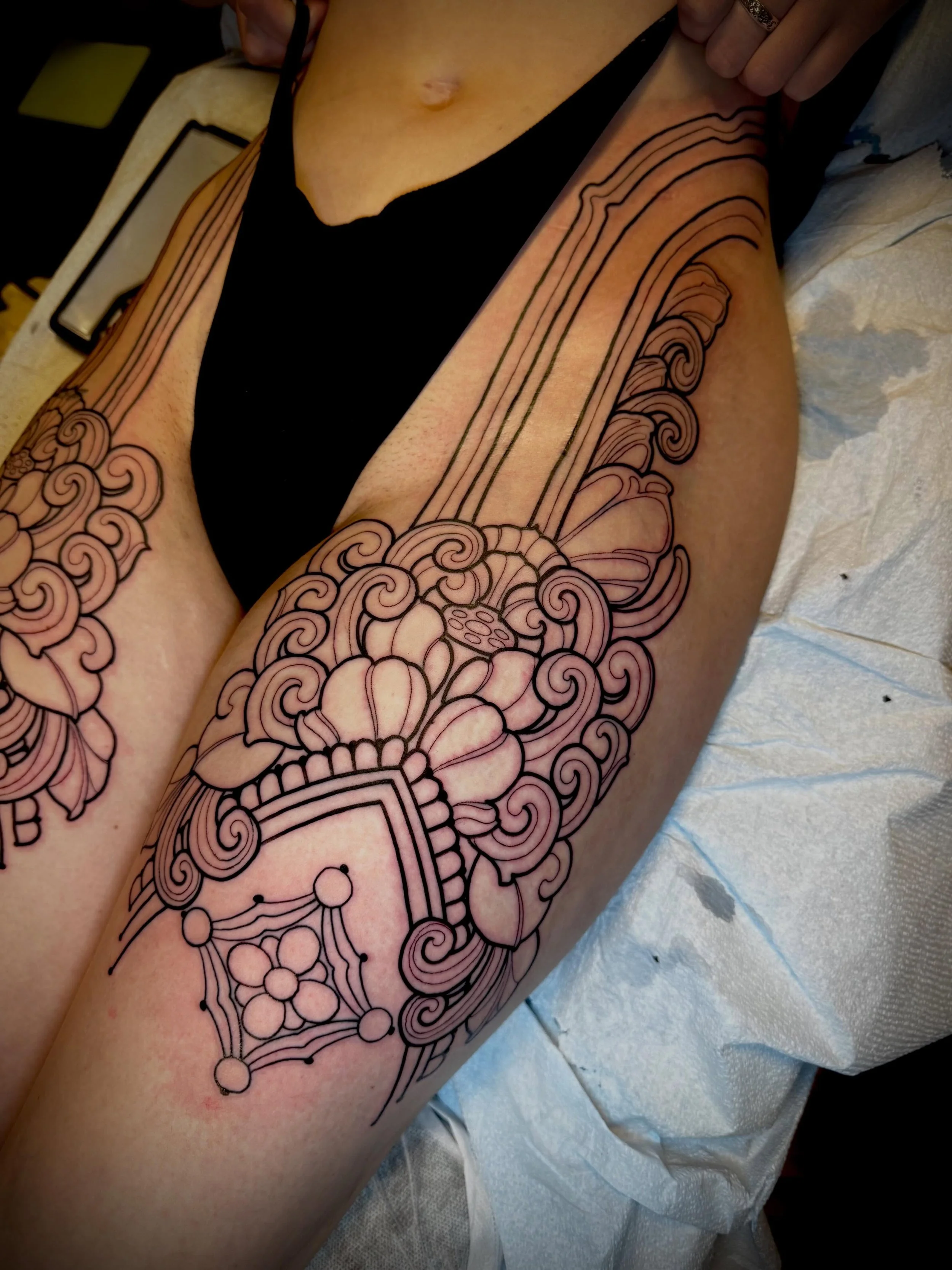 A lil sneak peek won&rsquo;t hurt 🥹🌸 over the moon - started a dream project 🌸 
#flornamental #ornamental #floral #keishanicoletattoo #centraloregontattooers