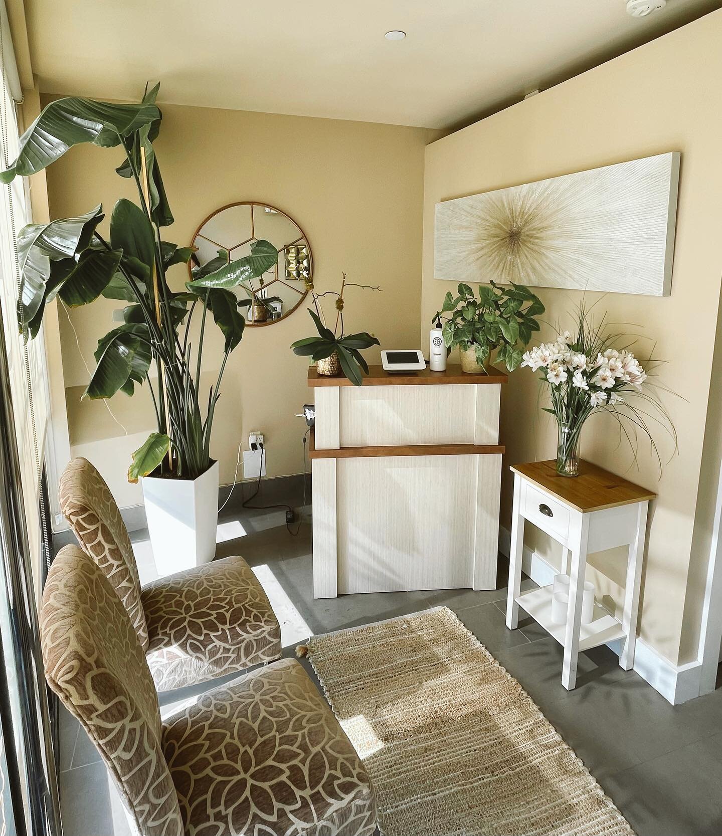 Our studio is about more than just delivering you great spray tans. This space was personally built on a lot more than that! 
We created this space as a way for our clients to come in and feel right at home (hence our name Glow House). 
This is a spa