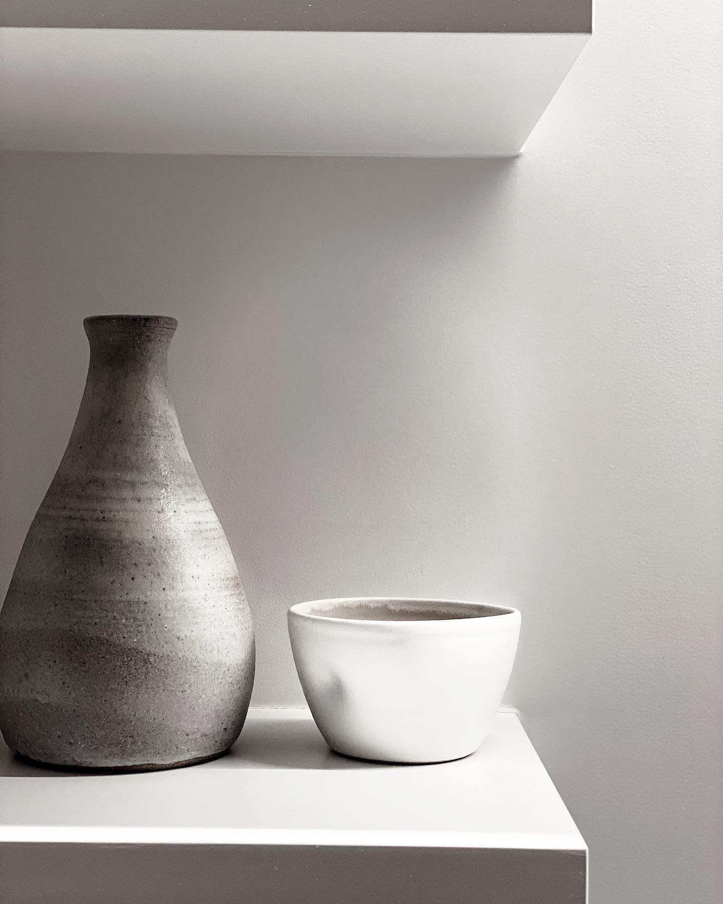 Who doesn&rsquo;t love a curated floating shelf! 
Well I do! 
Playing around with light and shade.. lots of lovely posts coming! 
#myhomestyle #shadesofwhite #minimalisthome ☕️
@warpandweft 
.
#hastings #hastingsoldtown #hastingsbeach #minimalist