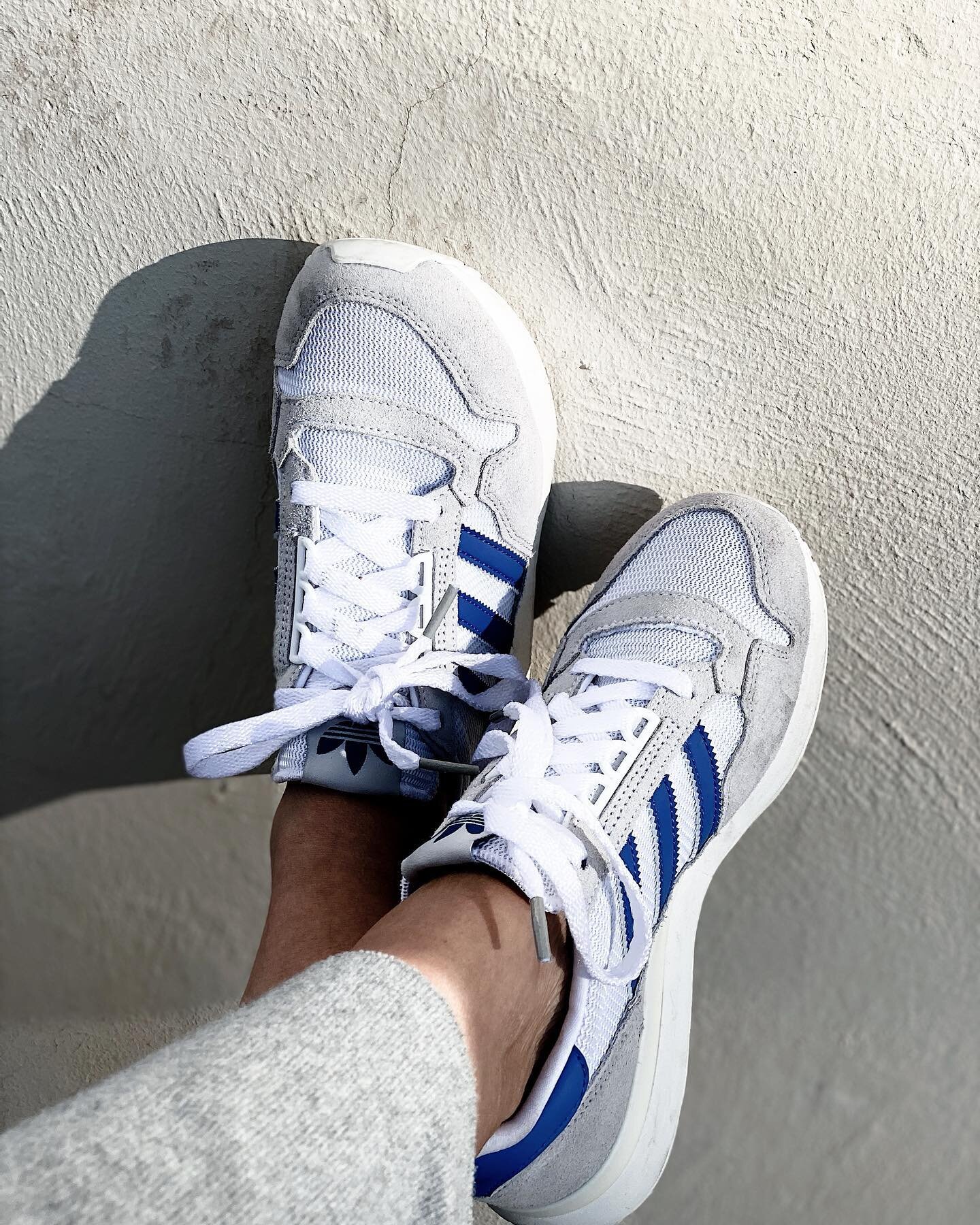 These trainers are my new love 💙🤍
Bought these just before I left the UK for my month in Spain... worn them nearly every day.
Perfect teamed up with faded denim washes or cosy knitted lounge layers.
And at the start of this trip I was wearing them 