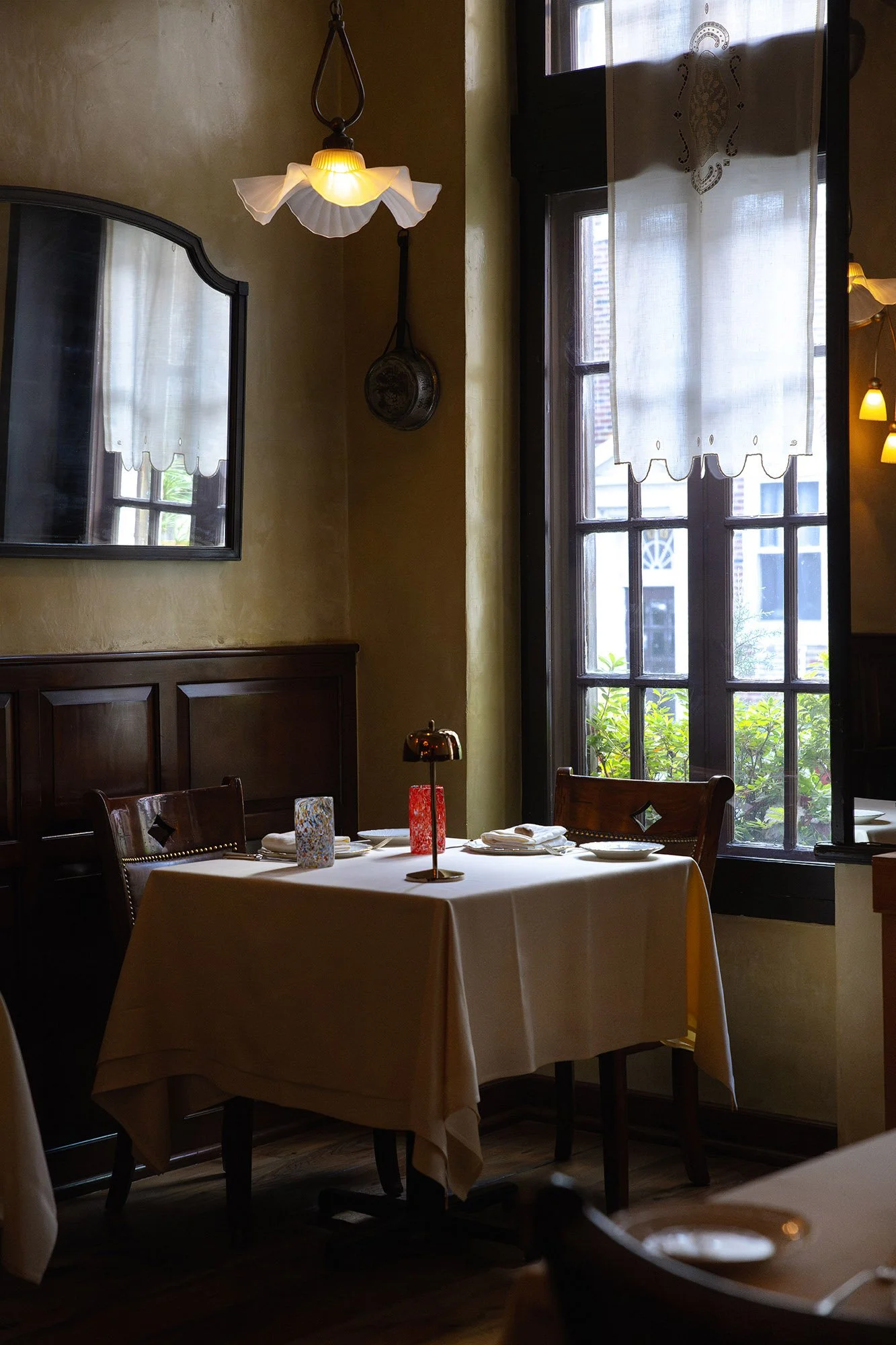 DiningRoomDetail_web.jpg