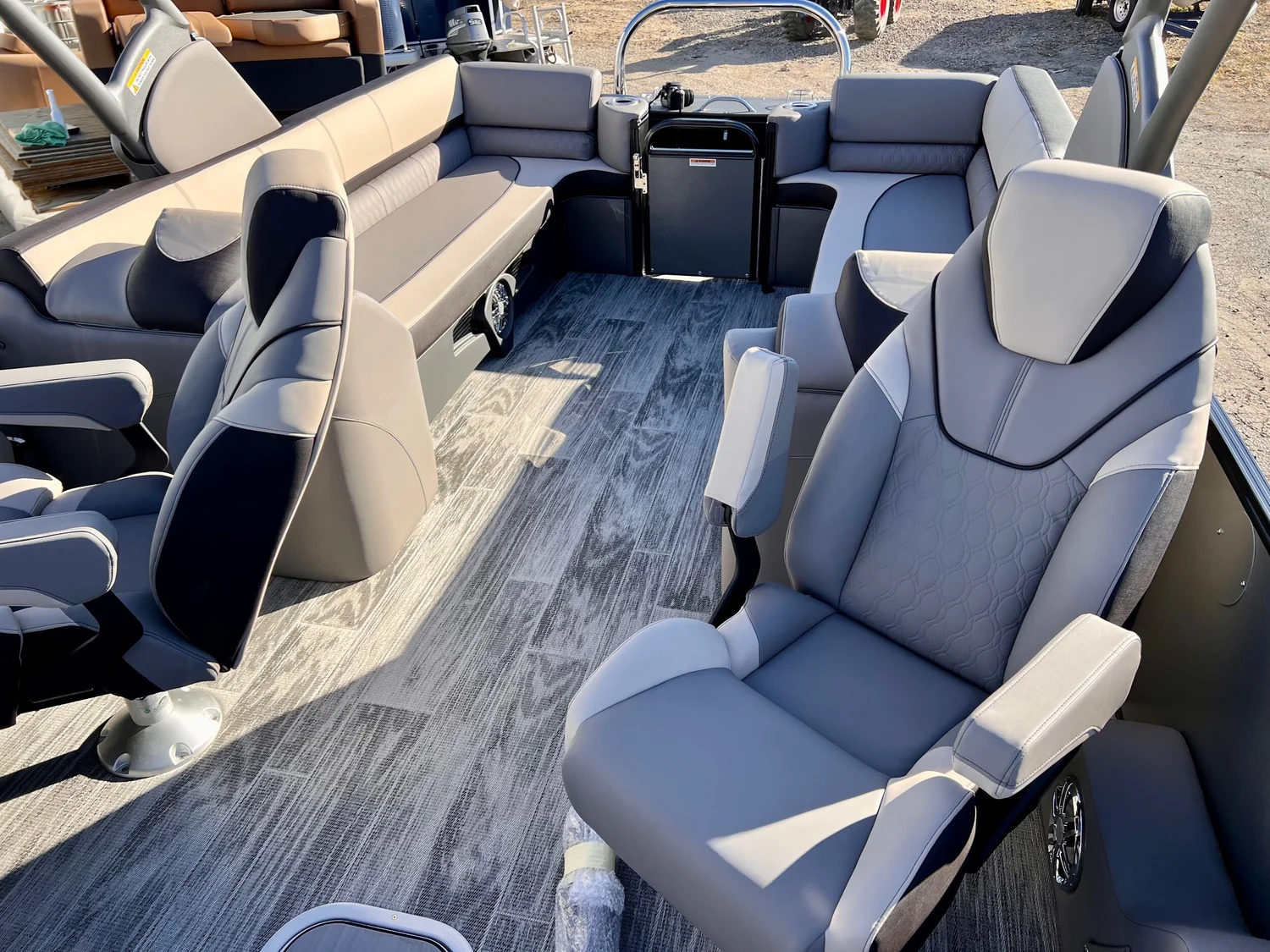 400HP WATER READY 25' CAT PLAT — Shriner Lake Marine, Inc