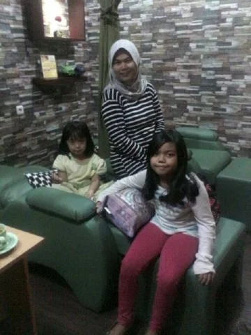 Rileks Banget “Aku dan Anak-anak puas dan rileks banget di BambuSpa Depok .Bamboo Body Spa nya ....seru bingits ...buat seluruh badan ringan dan wangi tentunya ...ka Vaniza coba Sakura Spa nya ..enak katanya ..dan minta kesana lagi besok...... dan kata Ka Tiara, rambut Tiara wangi banget ......Nanti aku bawa Ka Dewi dan Desi juga ..beserta anak - anaknya tentunya ......Makasih ya say” Doris Yanizar