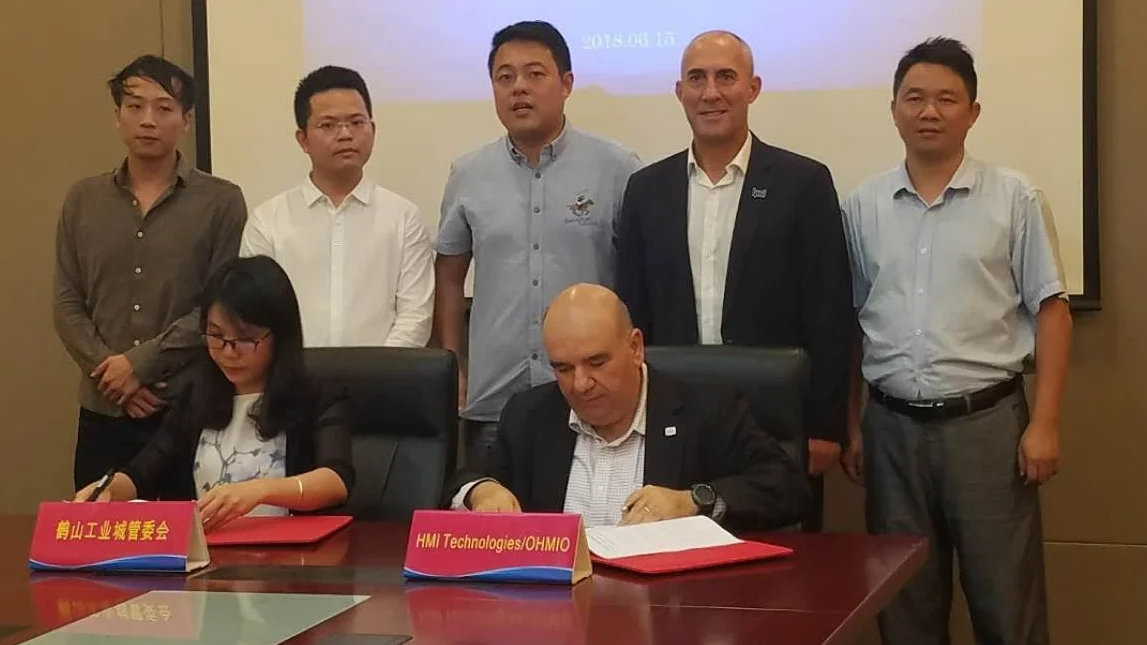 heshan-signing-1.jpg