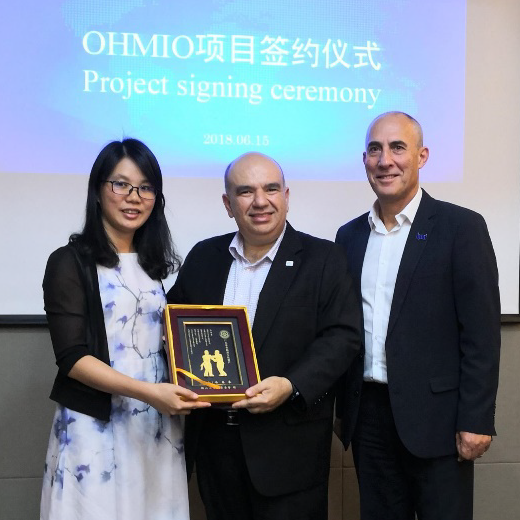 heshan-signing-2.png