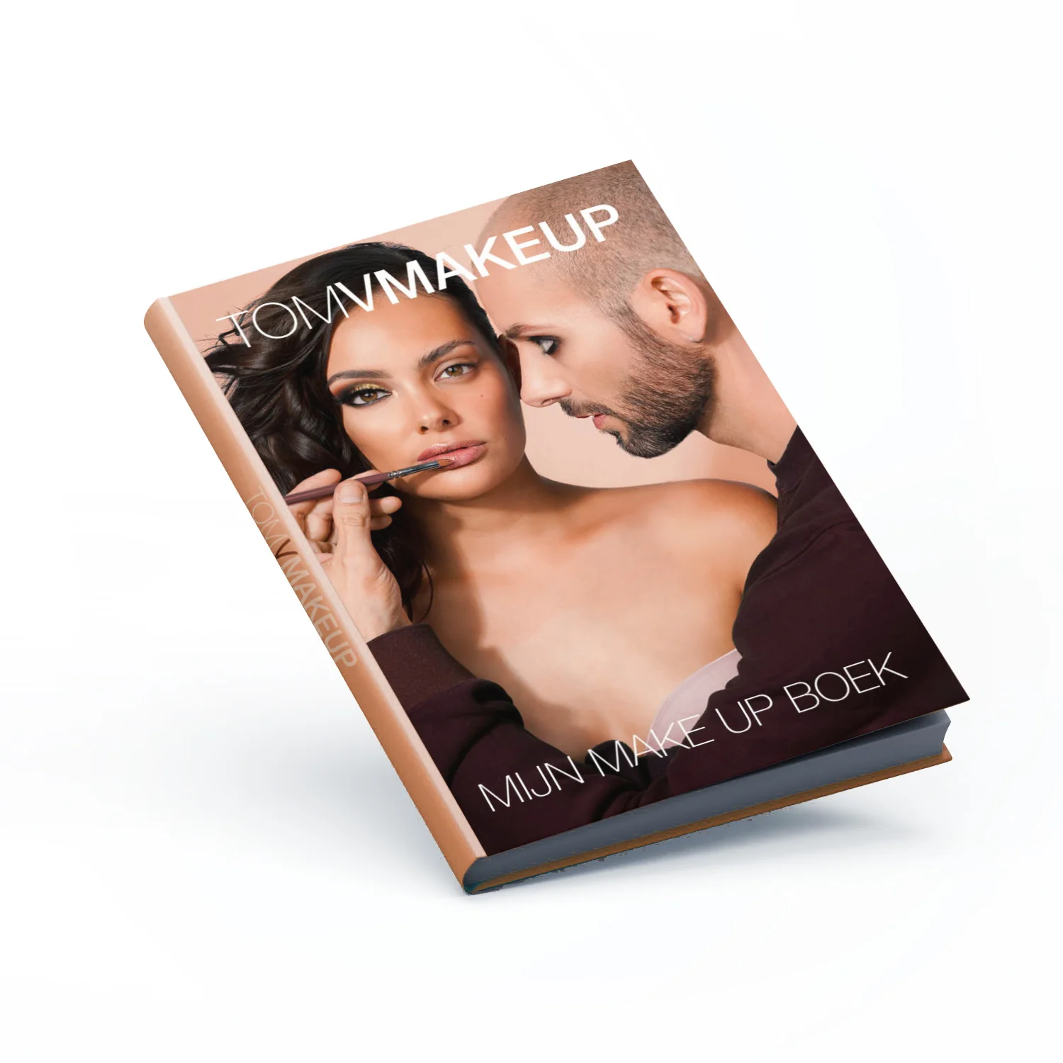 JUDGE A BOOK BY IT'S COVER FOR ONCE. Krijg je kippenvel bij het horen van het woord 'make-up'? Ben je een echte make-up freak? Dan is het boek van TOMVMAKEUP een must-have voor tussen jouw boekencollectie. Meer dan 150 pagina's vol tip's en tricks, geschreven door TOMV zelf, met inspirerend beeldmateriaal dat je zal aanzetten om nieuwe dingen te proberen. Verkrijgbaar via de webshop!
