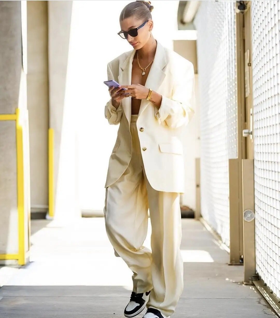 Even though I love heels, @haileybieber makes a good case for suits and sneakers 💛 

How do you guys feel about oversized blazers? Lots more of this silhouette coming through both designer and high street collections in an array of colours. Personal