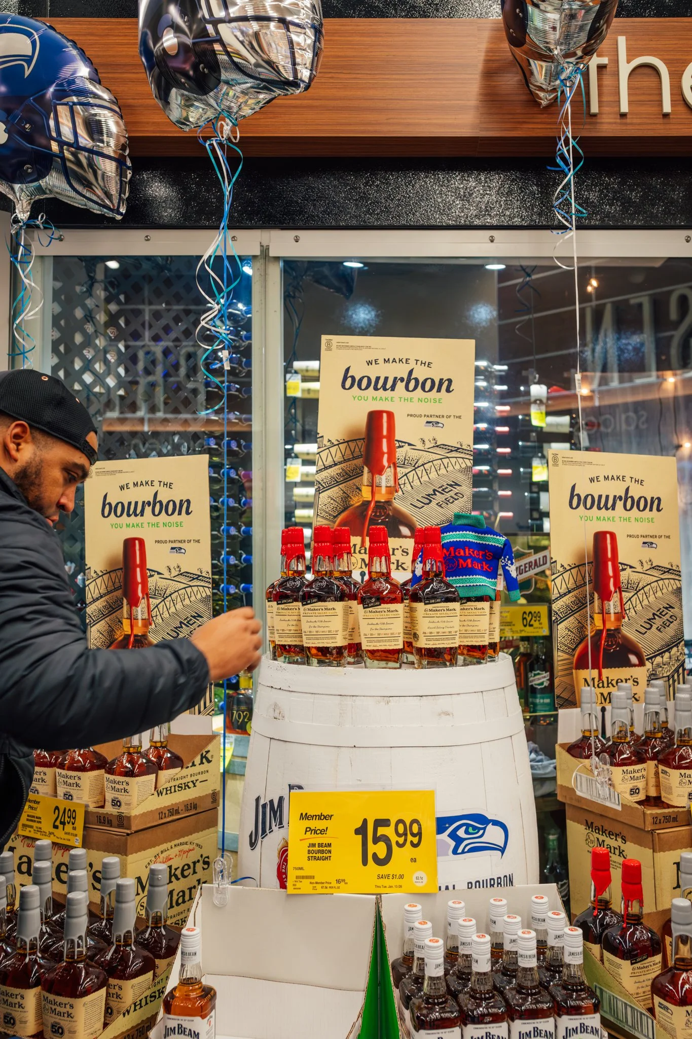 makers_mark_jim_beam_seahawks_safeway_kirkland_cliff_avril_12.13.25-0437.jpg