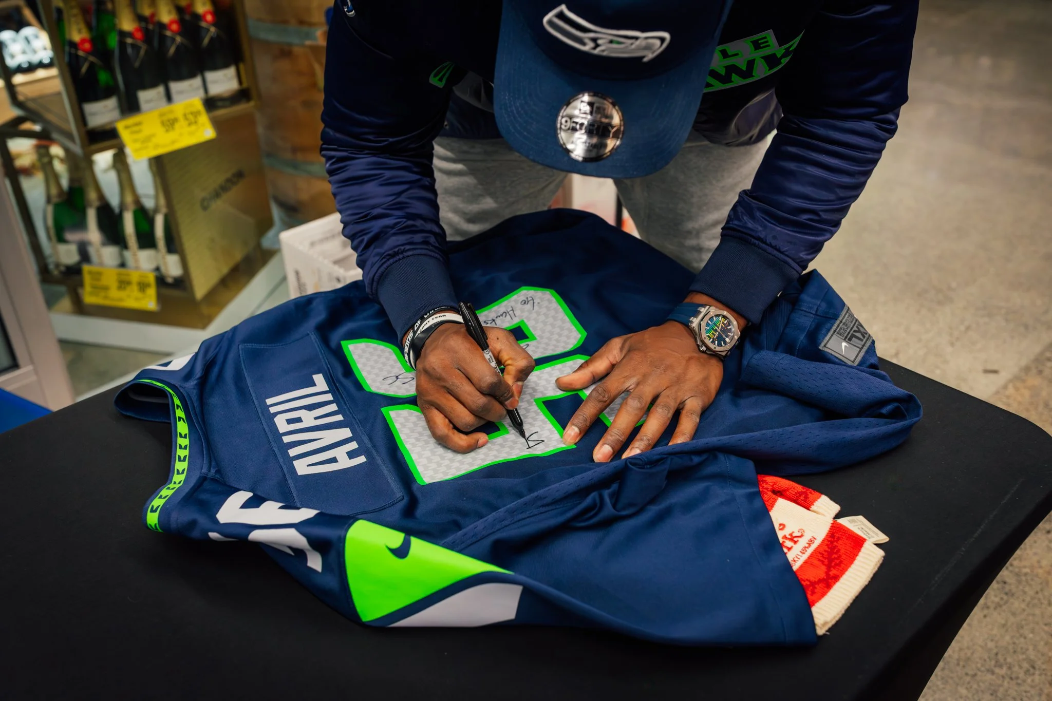 makers_mark_jim_beam_seahawks_safeway_kirkland_cliff_avril_12.13.25-0737.jpg