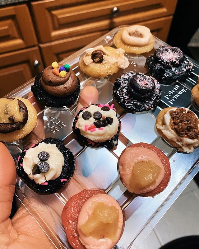 What&rsquo;s your favorite treat/dessert? 👀

Right now, my top threes are cupcakes, donuts &amp; ice cream 😋I&rsquo;ve been trying to cut down on my sweets, but it doesn&rsquo;t help that I recently found out that @bakedbymelissa carries vegan cupc
