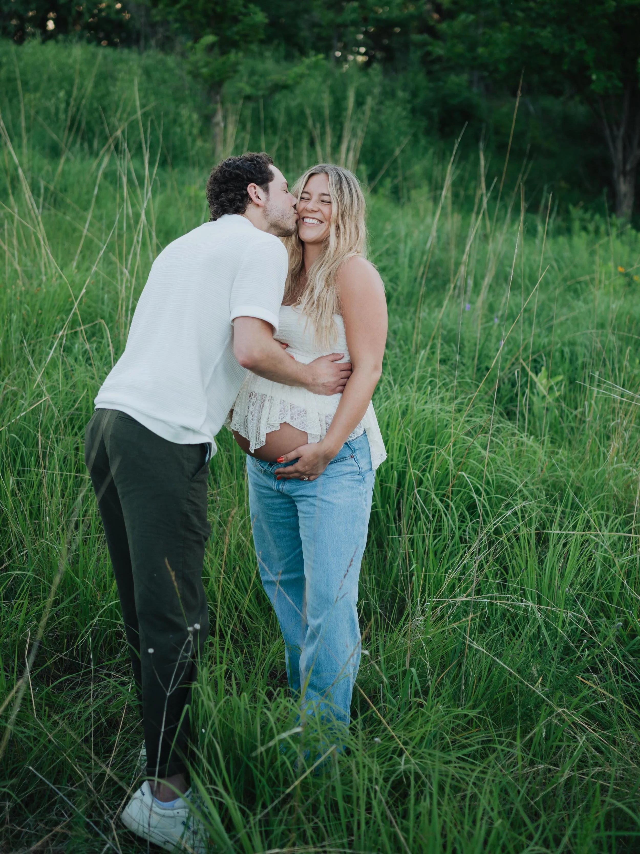 Blue hour just hits different! Last summer&rsquo;s maternity session with Martha &amp; Benny is still one I think about the light, the tall grass, the magic all of it. 

Expecting? Let&rsquo;s get creative and make some magic together ✨