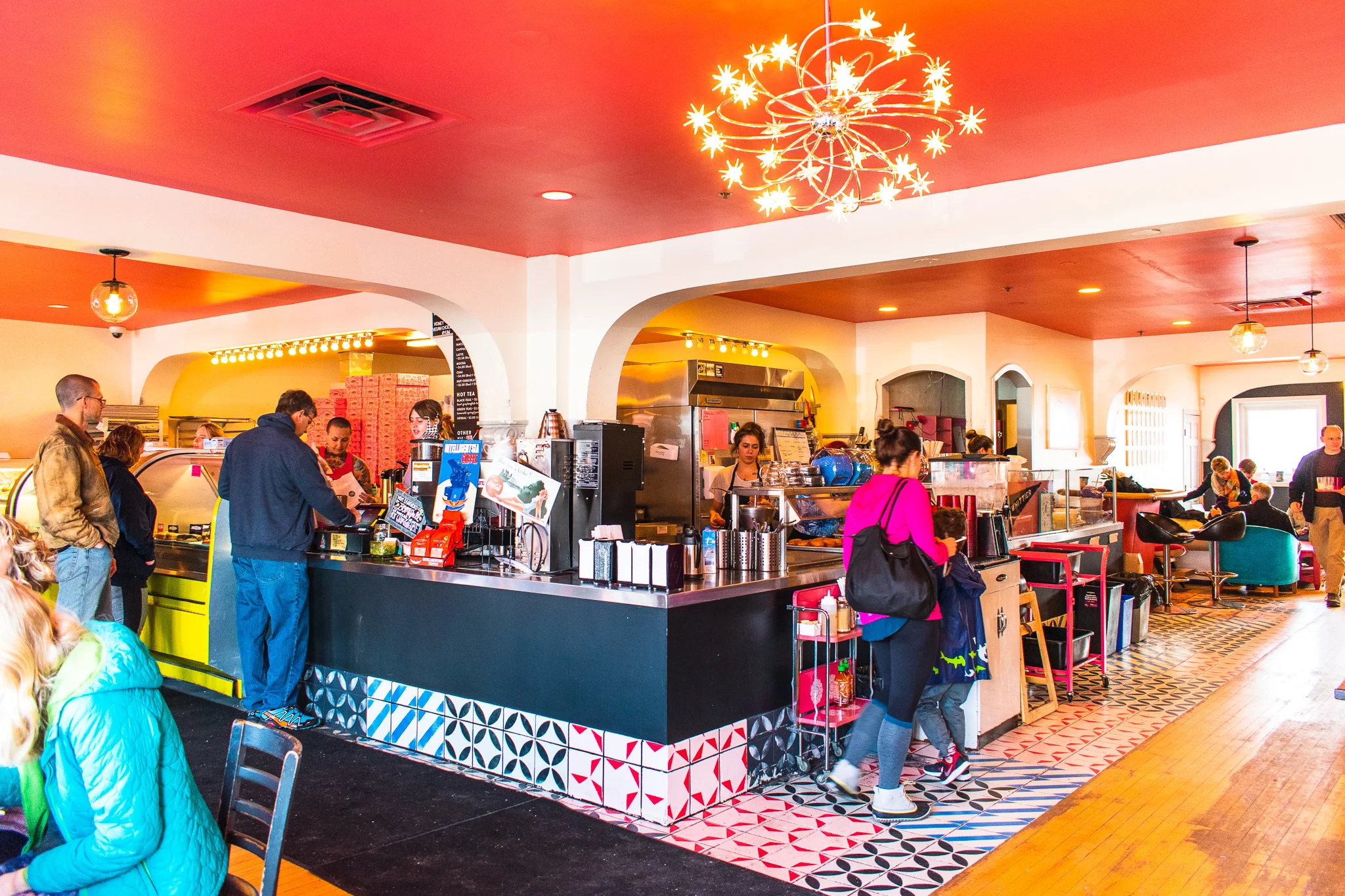 uprooted-traveler-glam-doll-doughnuts-vegan-minneapolis-st-paul-interior.jpg