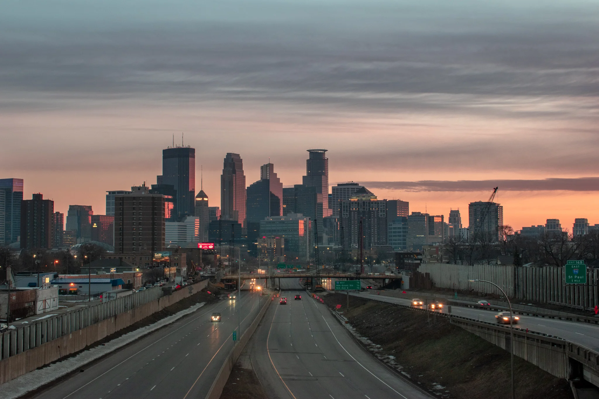 uprooted-traveler-minneapolis-skyline-sunrise.jpg