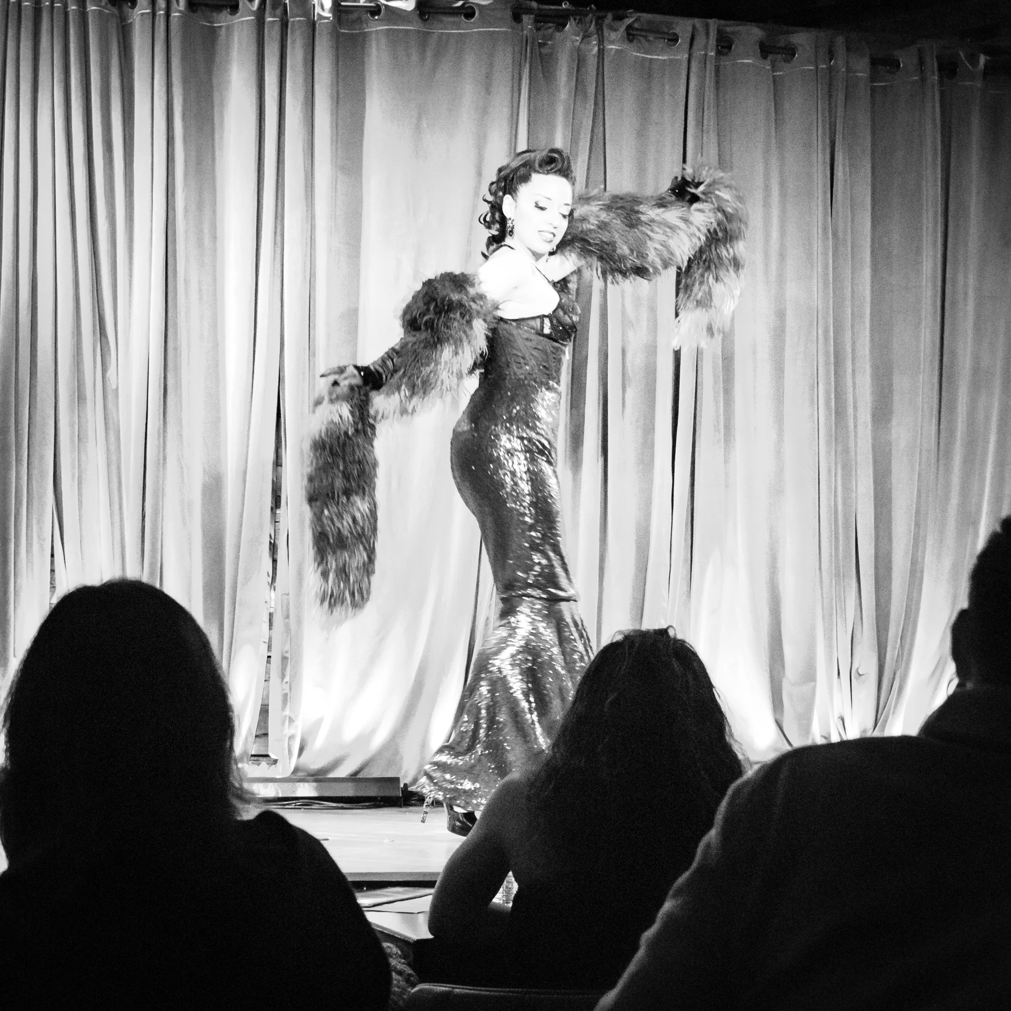 Uprooted-Traveler-Chicago-Guide-burlesque-big-sexy-what-to-do.jpg