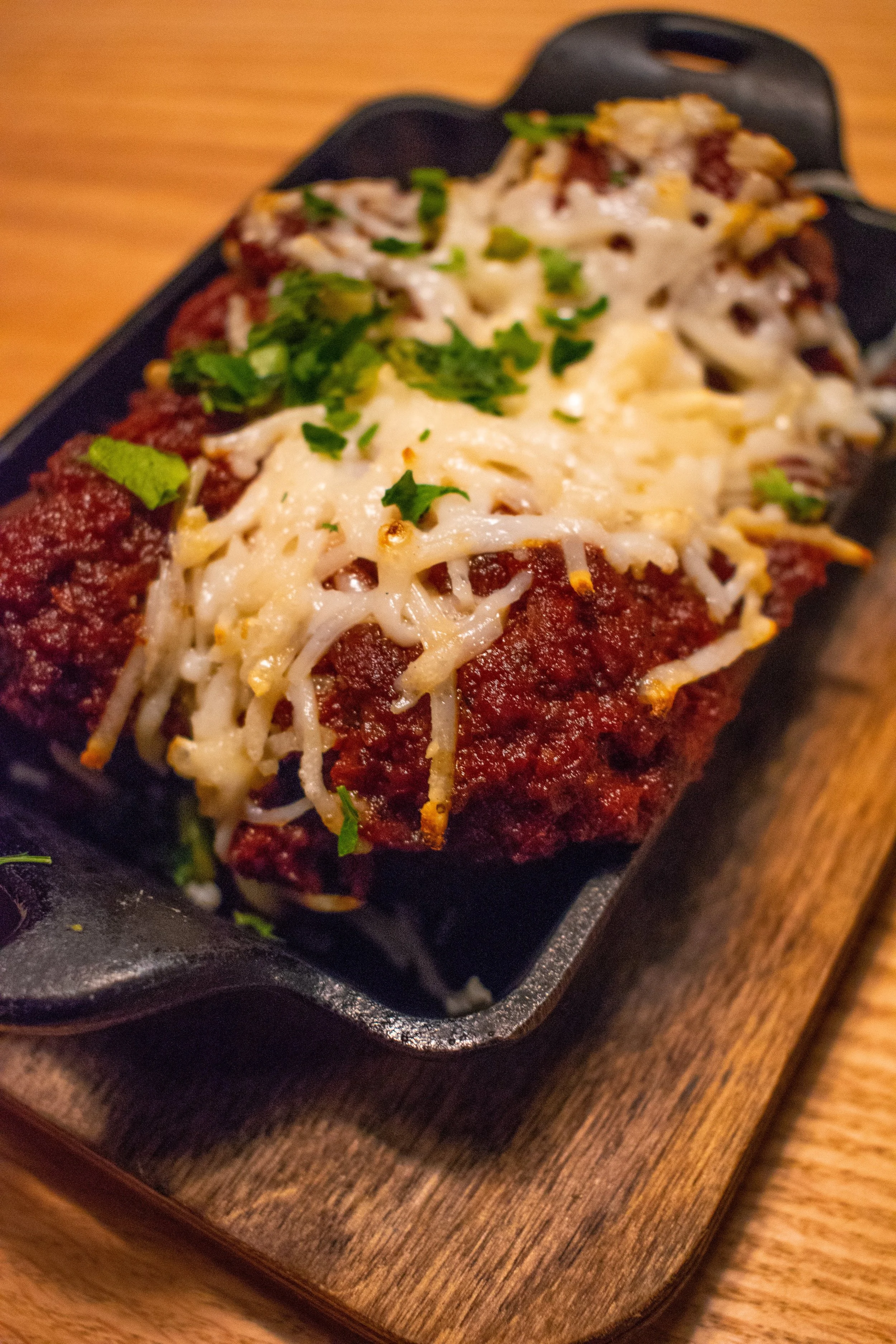 Uprooted-Traveler-Hugo's-Pizzeria-St-Louis-vegan-meatball-pizza-appetizer.jpg