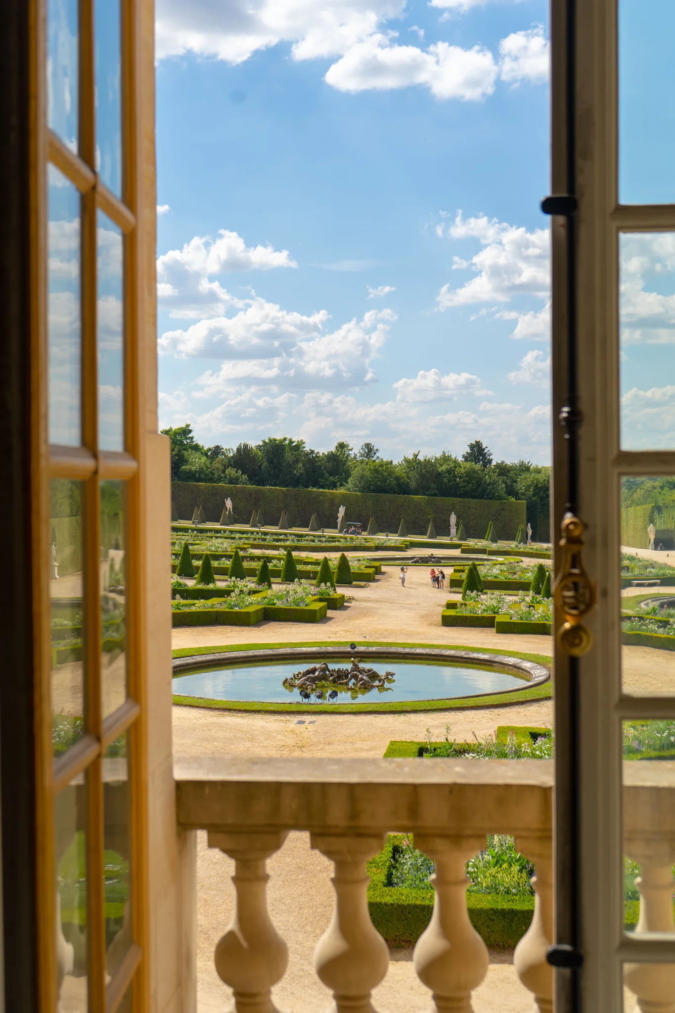 uprooted-traveler-versailles-paris-france-vegan-guide-gardens.jpg