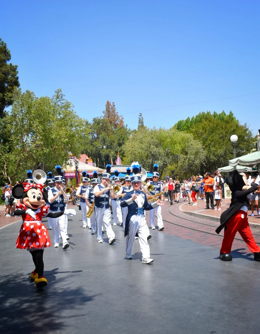 uprooted-traveler-how-to-have-fun-disneyland-solo-by-yourself-alone-mickey-parade.jpeg