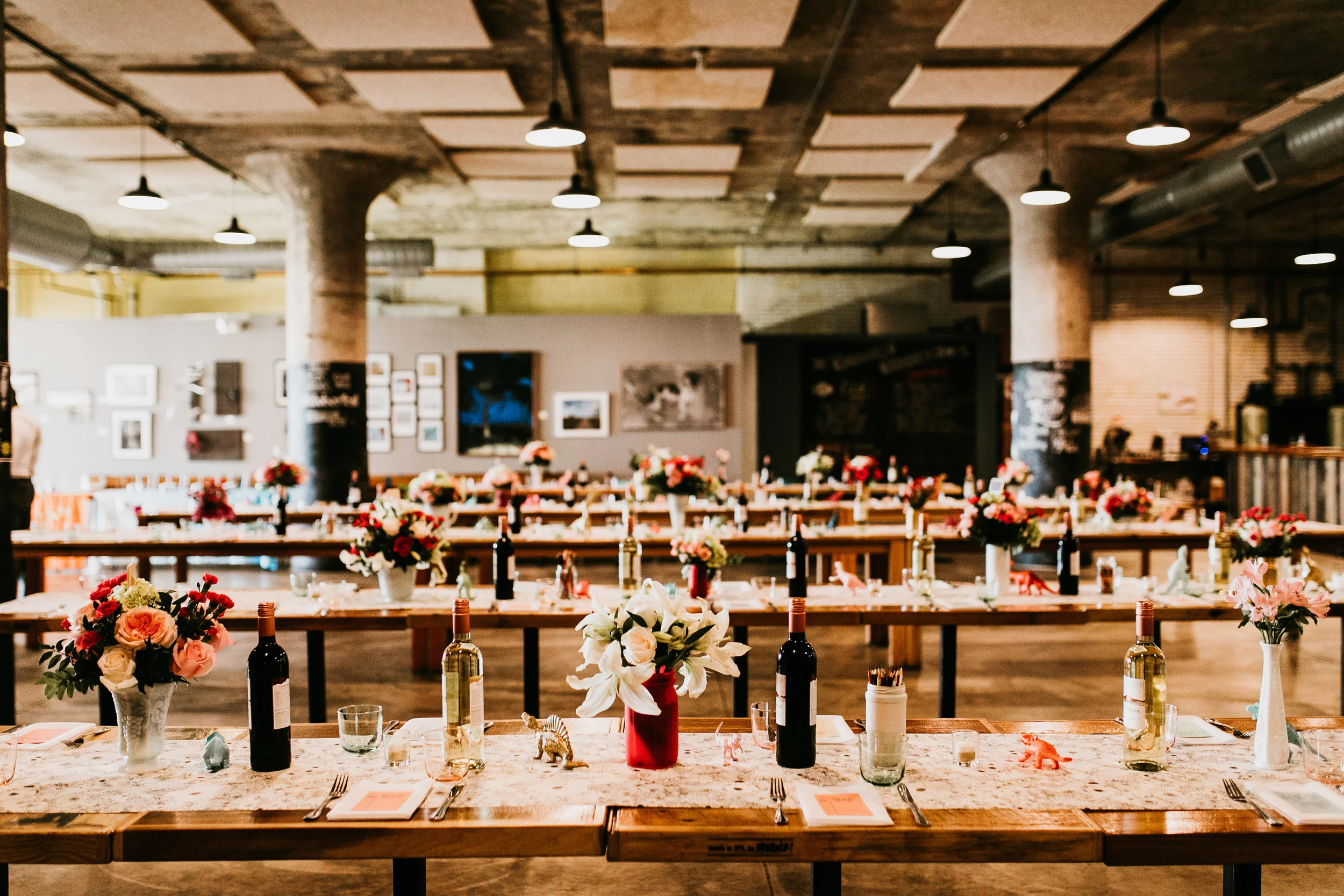 uprooted-traveler-traditional-vs-vegas-wedding-tablescape-florals-vegan.jpg
