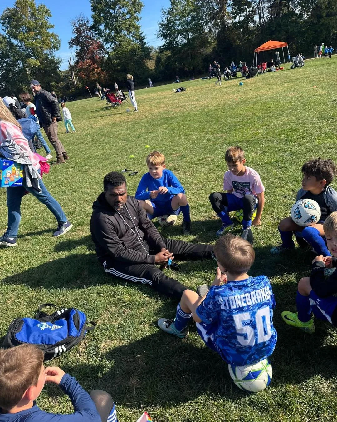 Coach Q goes over game plans with Bayshore Tide in between tournament games!  #BayshoreSoccerClub #BayshoreTide ⚽️🌊