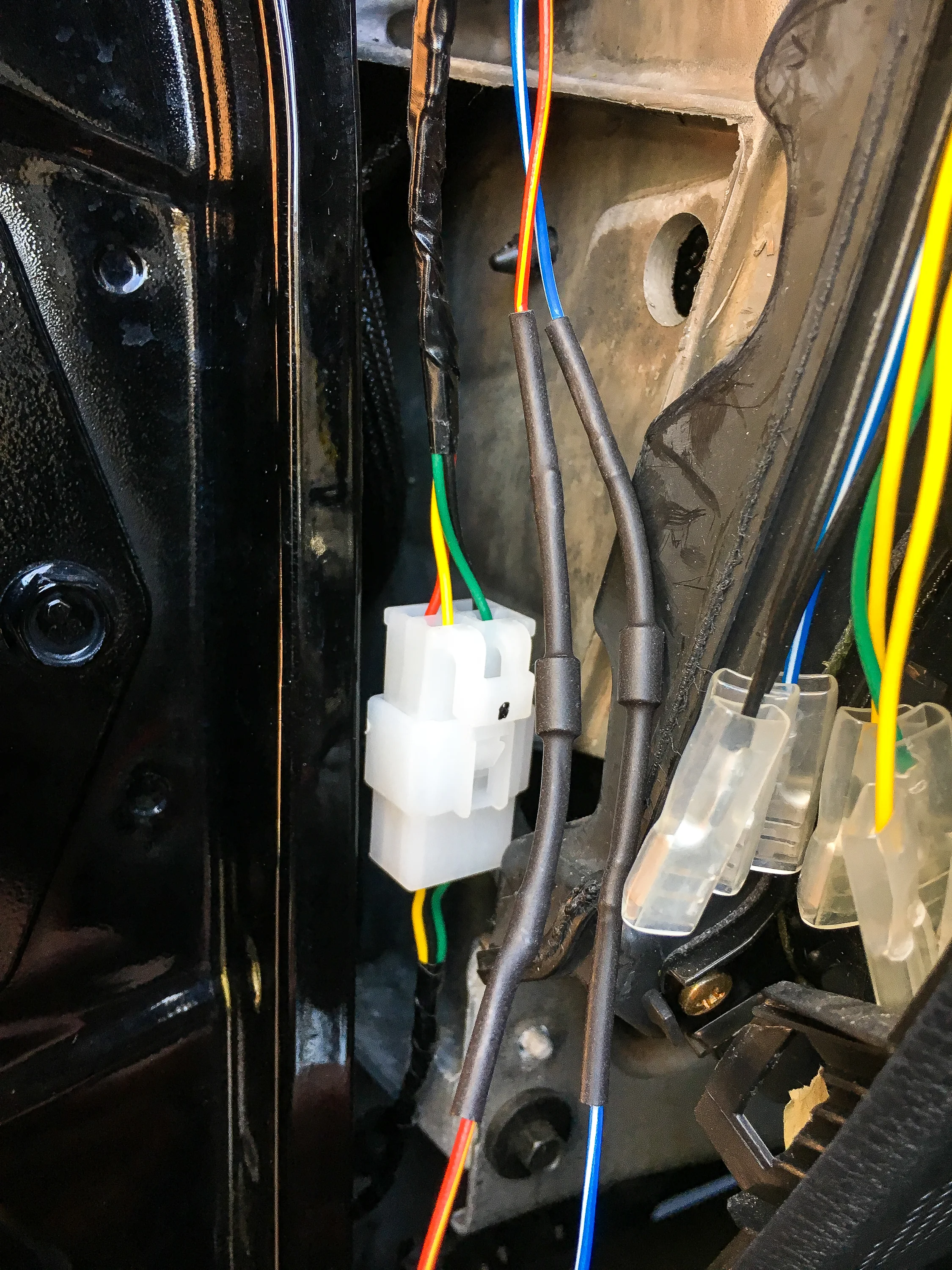 This 6-pin snap connector ties the switch in with the compressor wiring. Those are in-line diodes under the heat shrink that protect sensitive electronics against current leakage. Very well thought out product...