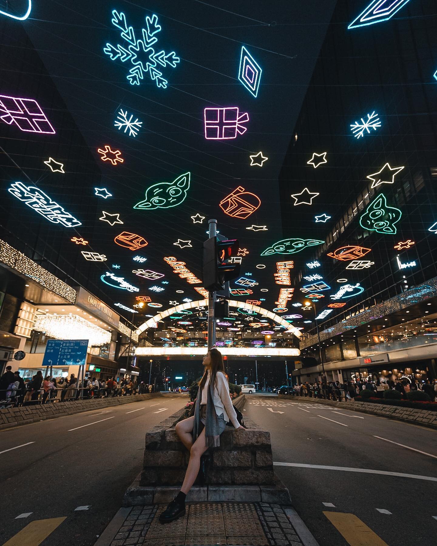 / Season&rsquo;s Greeting
.
Not really cold this Christmas, the crowd is probably the most festive thing I could find in the street.
.
But why Star Wars this year?🤷🏻&zwj;♂️
.
.
__________________
#nathanwuurbanshots
#hellofrom Hong Kong
#christmas 