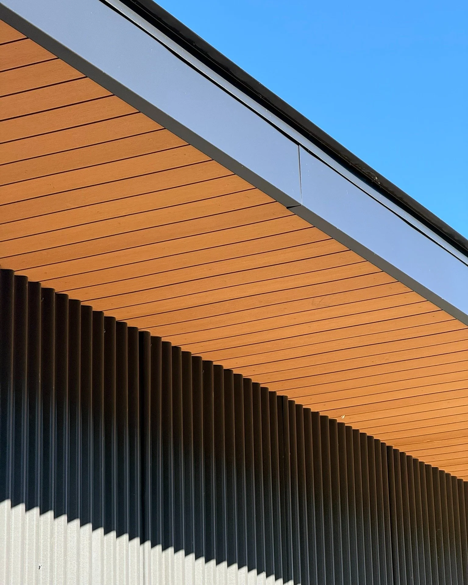 Lines, light, and almost done ✨⏳
As construction nears completion, the architectural language of this sustainable stunner is coming into focus: linear textures, sculpted light, corrugate siding, warm wood, and shadows that shift with the day. Designe