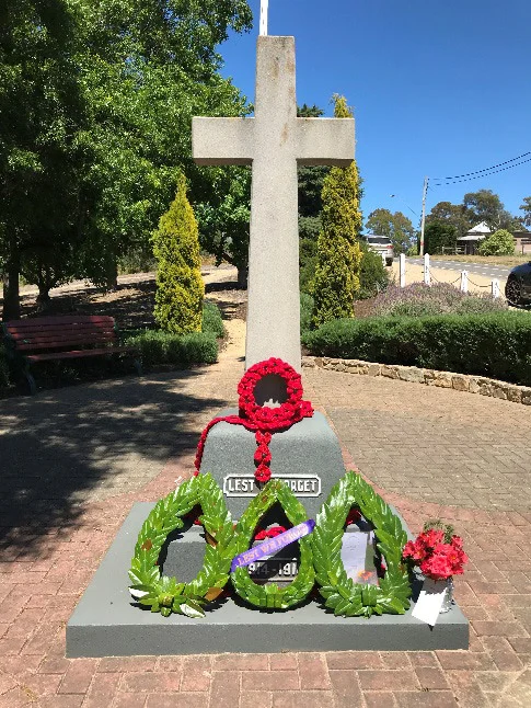 Web-AnzacDay-Wreath.jpg