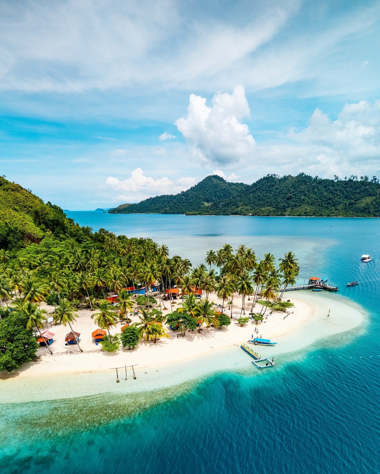 🏝️ Island hopping in West Sumatra 
✈️ @flyairasia #airasia #FlyAirAsia #FlyTheWorldChampion #gosomewheredifferent