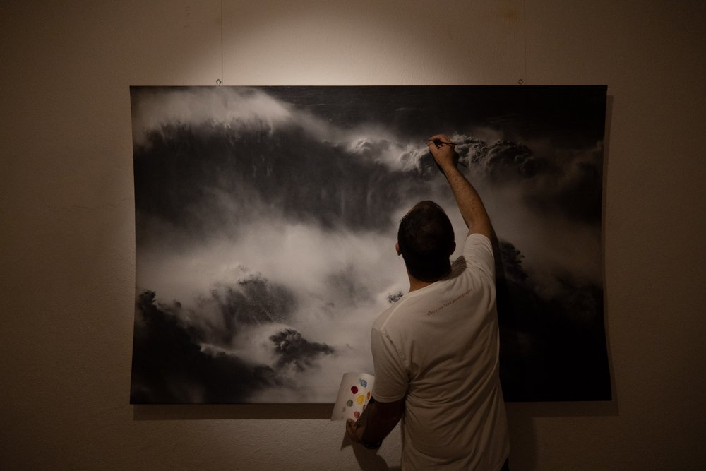 Montagem da exposição no Farol da Nazaré.