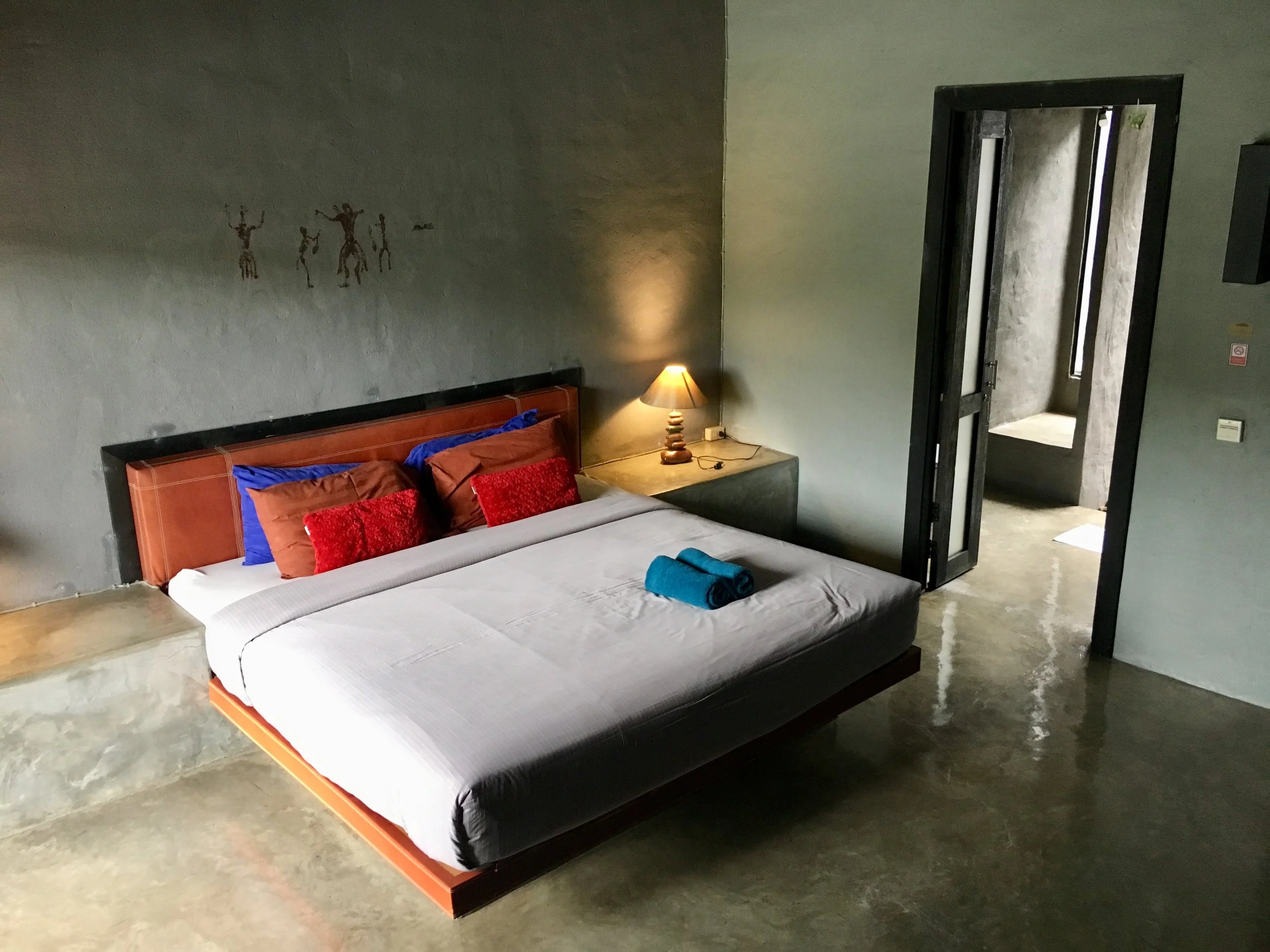 Cool room design with a very comfy bed (not too hard!) and linens