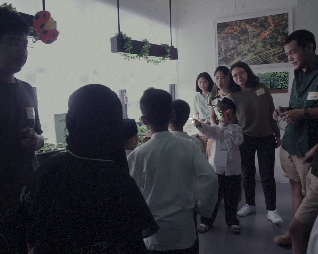 Booth pertama ‘The Wizard of Words’ : Mengajak anak-anak untuk membuat cerita dongeng mereka sendiri tentang “Merak yang Sombong”.