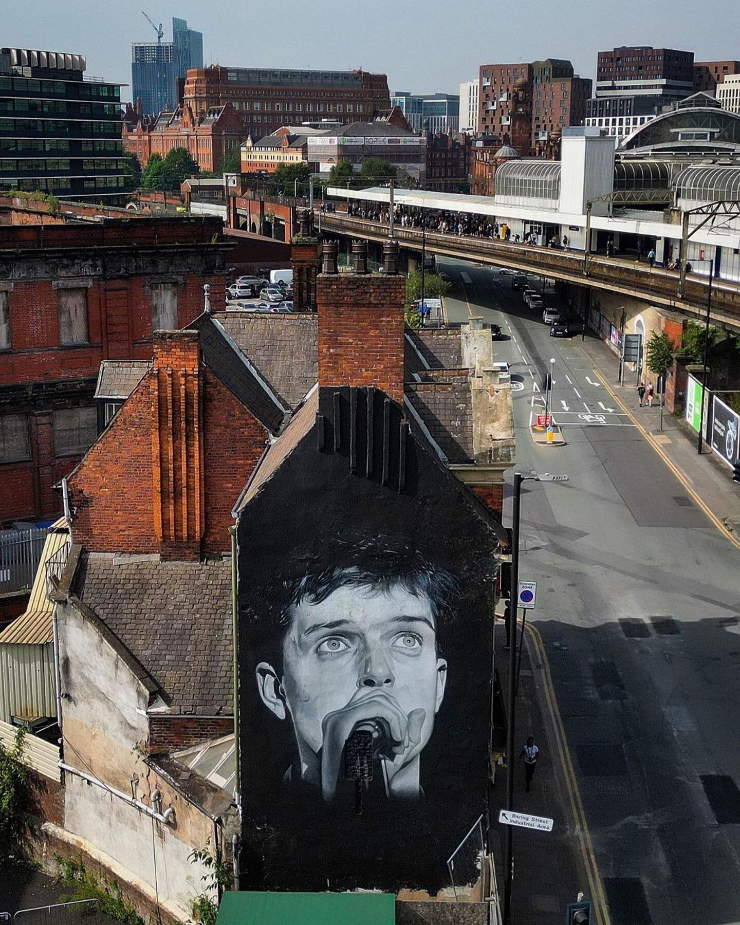 A mural of Joy Division's Ian Curtis in Manchester has been repainted after its mistaken erasure last year by an Amazon Music ad. 

📷 by Christopher Furlong/Getty Images

@OfficialJoyDivision #JoyDivision #IanCurtis #goth #rock