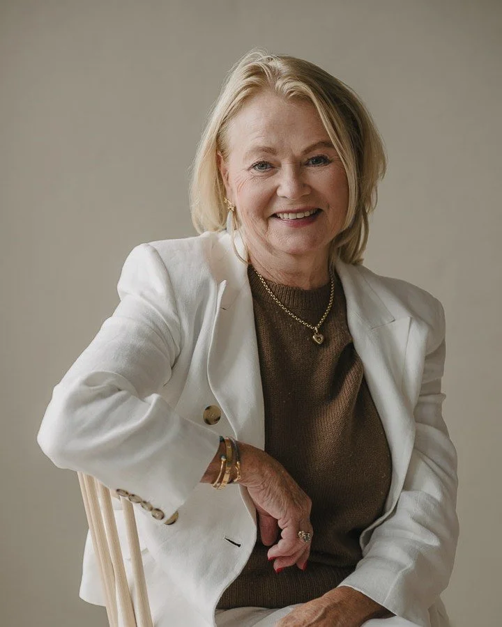 I mer &auml;n tjugo &aring;r har jag f&aring;tt f&ouml;lja kvinnor som leder. Modiga, kloka och gener&ouml;sa ledare som vill v&auml;xa, dela och skapa v&auml;rde f&ouml;r andra.

Few startade som ett ledarprogram men har blivit n&aring;got mycket st