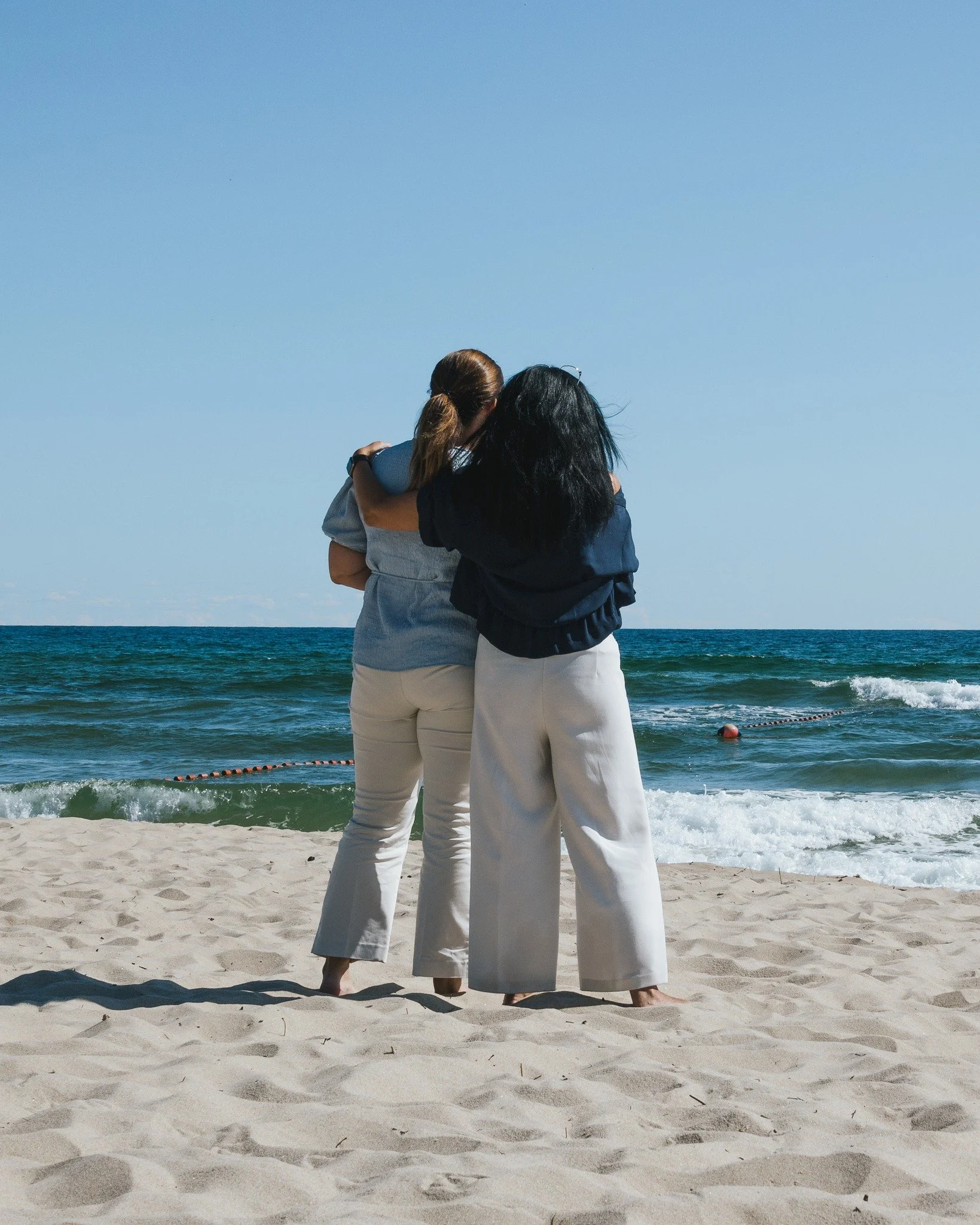 Vi &auml;r varandras wingwomen. Vi h&aring;ller varandra ryggen.

Under Few-programmets 18 m&aring;nader blir deltagarna varandras wingwomen. Vi bygger tillit, &ouml;ppenhet och mod &ndash; i gruppen och mellan varandra. F&ouml;r i Few v&auml;xer vi 