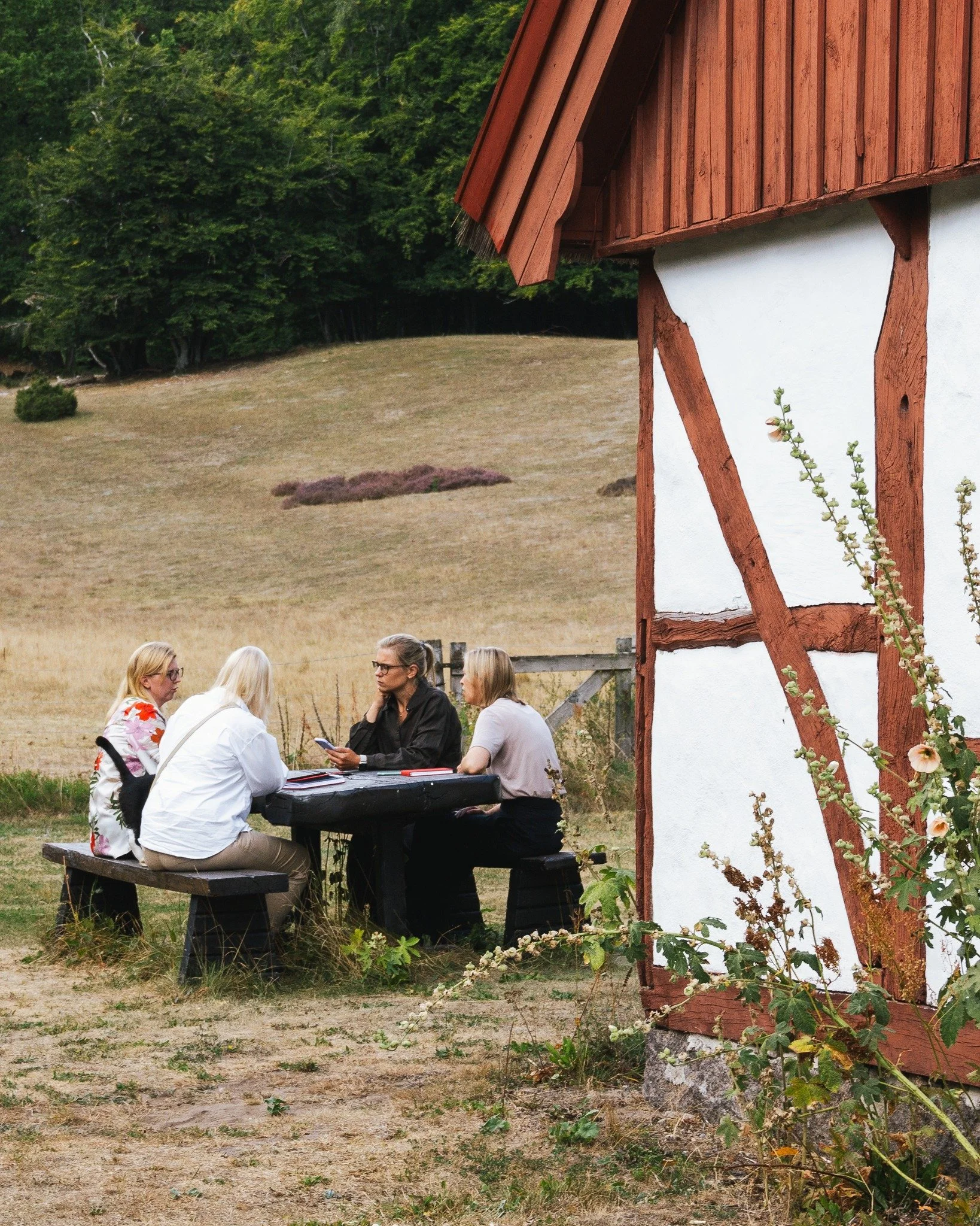 &rdquo;Som du fr&aring;gar f&aring;r du svar.&rdquo;

Det l&aring;ter enkelt. Men i praktiken &auml;r det en av de mest underskattade nycklarna till ledarskap.

F&ouml;r fr&aring;gan styr svaret. 

&rdquo;Hur g&aring;r det?&rdquo; ger n&auml;stan all