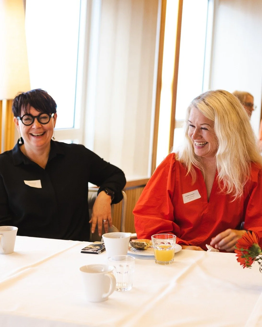 Vad g&ouml;r man under Few-programmet? 📕

Under drygt ett &aring;r f&aring;r du m&ouml;jlighet att arbeta med ditt ledarskap b&aring;de p&aring; ett personligt och professionellt plan.

Resan b&ouml;rjar med dig sj&auml;lv. Dina drivkrafter, din rik