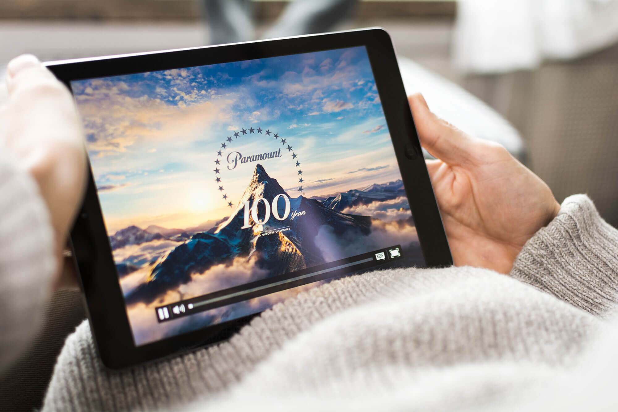 Tablet digital infantil e streaming de filmes na internet em um forte