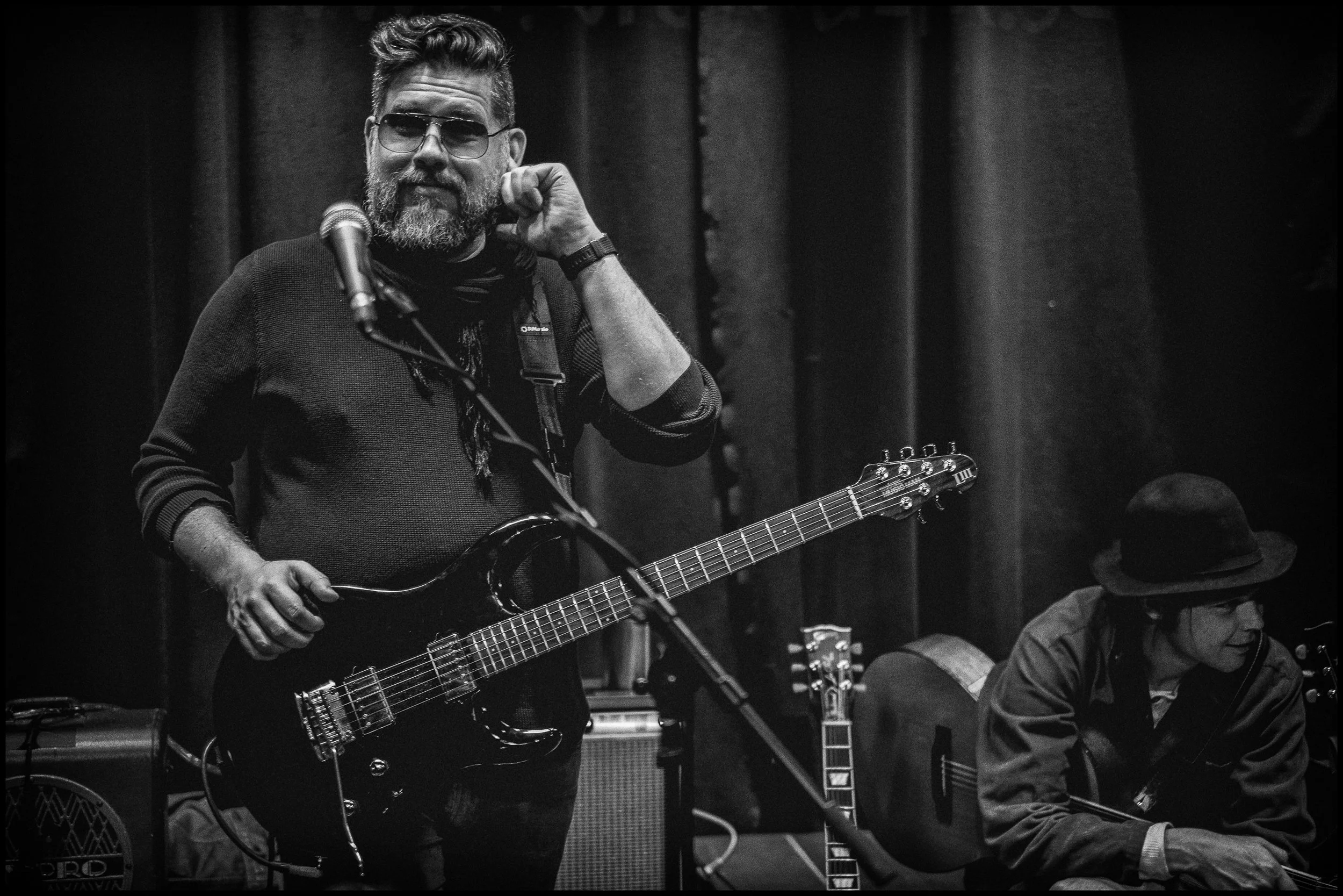 Oscar med sin nya gitarr.