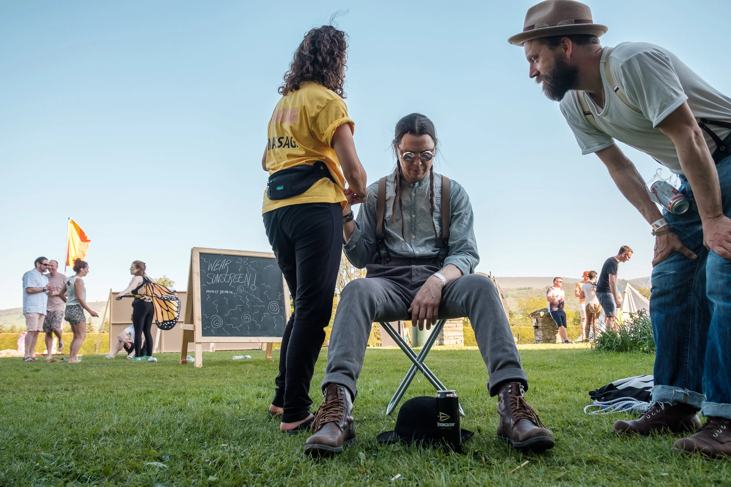 Festival-massage. Mårten granskar varje rörelse.