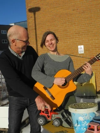 A joyful picture of MICO´s Tromsø–based music therapist Marte Lie Noer and medical doctor Trond Flægstad after receiving a research grant from the Norwegian Barnkreftforeingen for the project. (Picture ©Elisabeth Øvreberg / The Artic University of Norway)