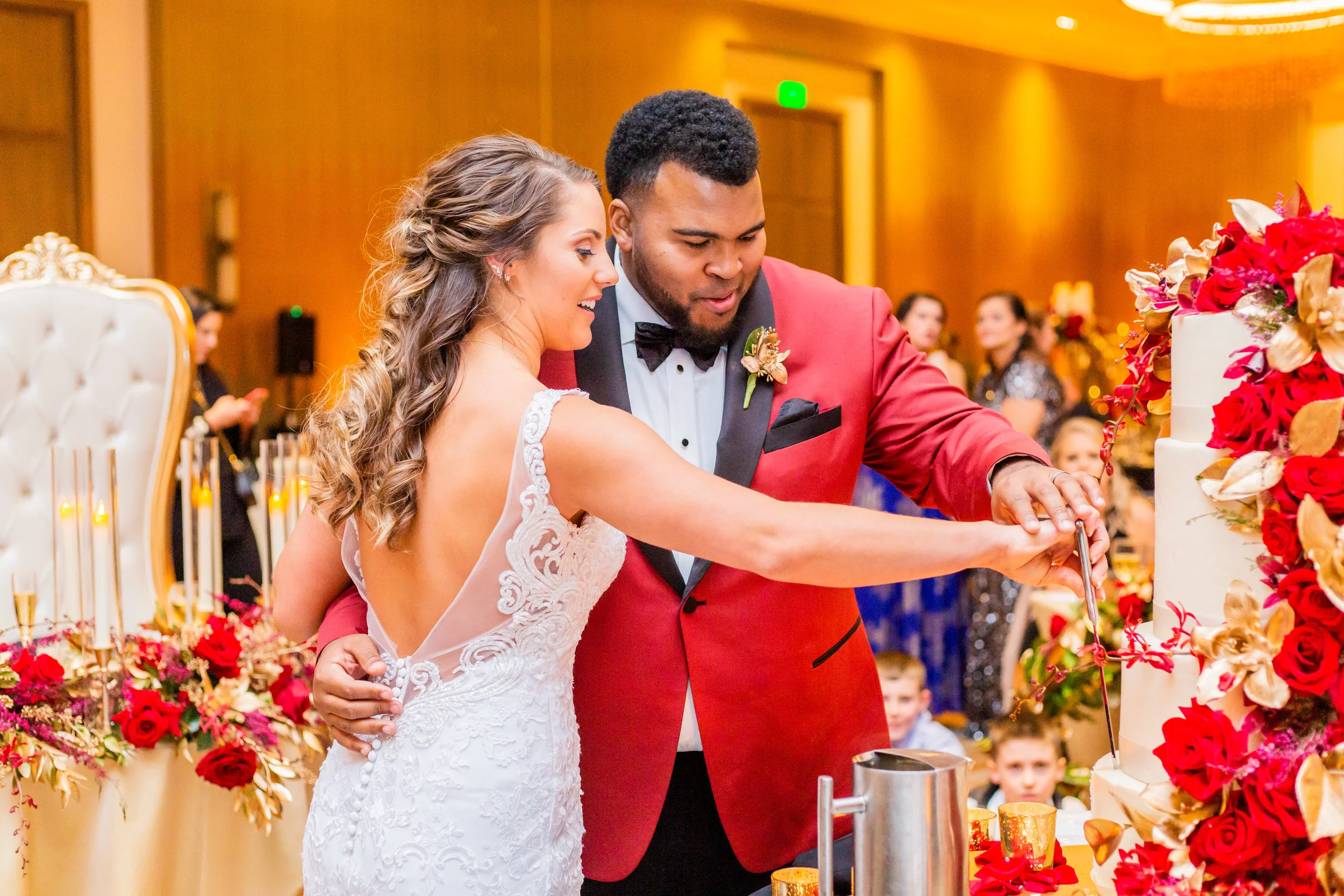 Ali_Louisville_Wedding_Emily_Lester_Photography_CakeCutting-8.jpg